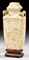 VASE BALUSTRE COUVERT EN IVOIRE SCULPTE 