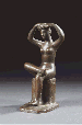 Femme assise arrangeant sa coiffure  