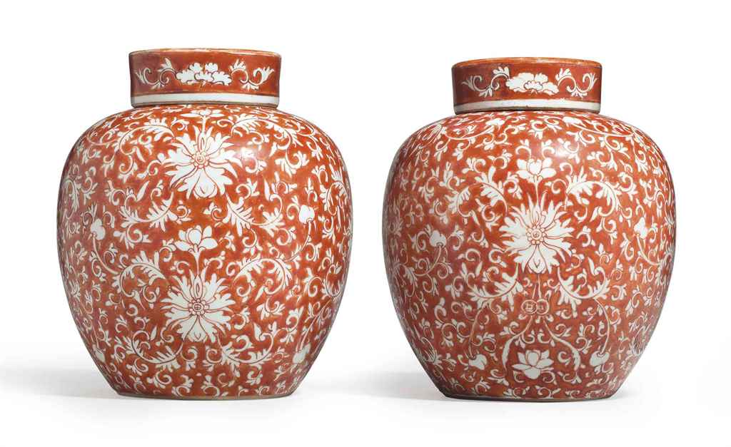 A PAIR OF CHINESE EXPORT IRONRED GINGER JARS AND COVERS , 18TH CENTURY