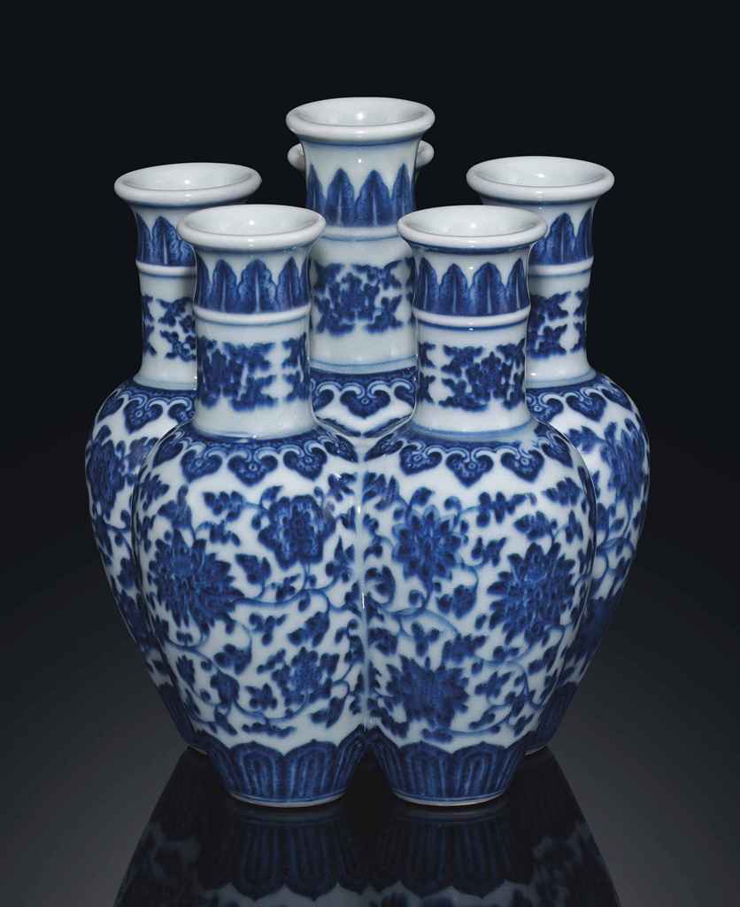 A RARE BLUE AND WHITE CONJOINED VASE , QIANLONG FOURCHARACTER SEAL