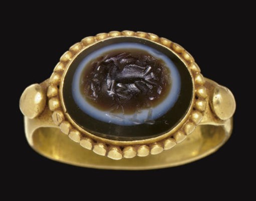 A SOUTH ARABIAN GOLD AND EYE AGATE FINGER RING CIRCA 5TH CENTURY A D 