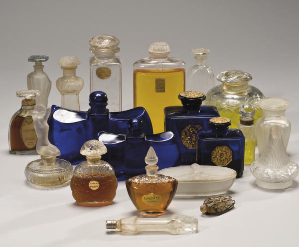 LOT DE FLACONS DE PARFUM ANCIENS | Christie's