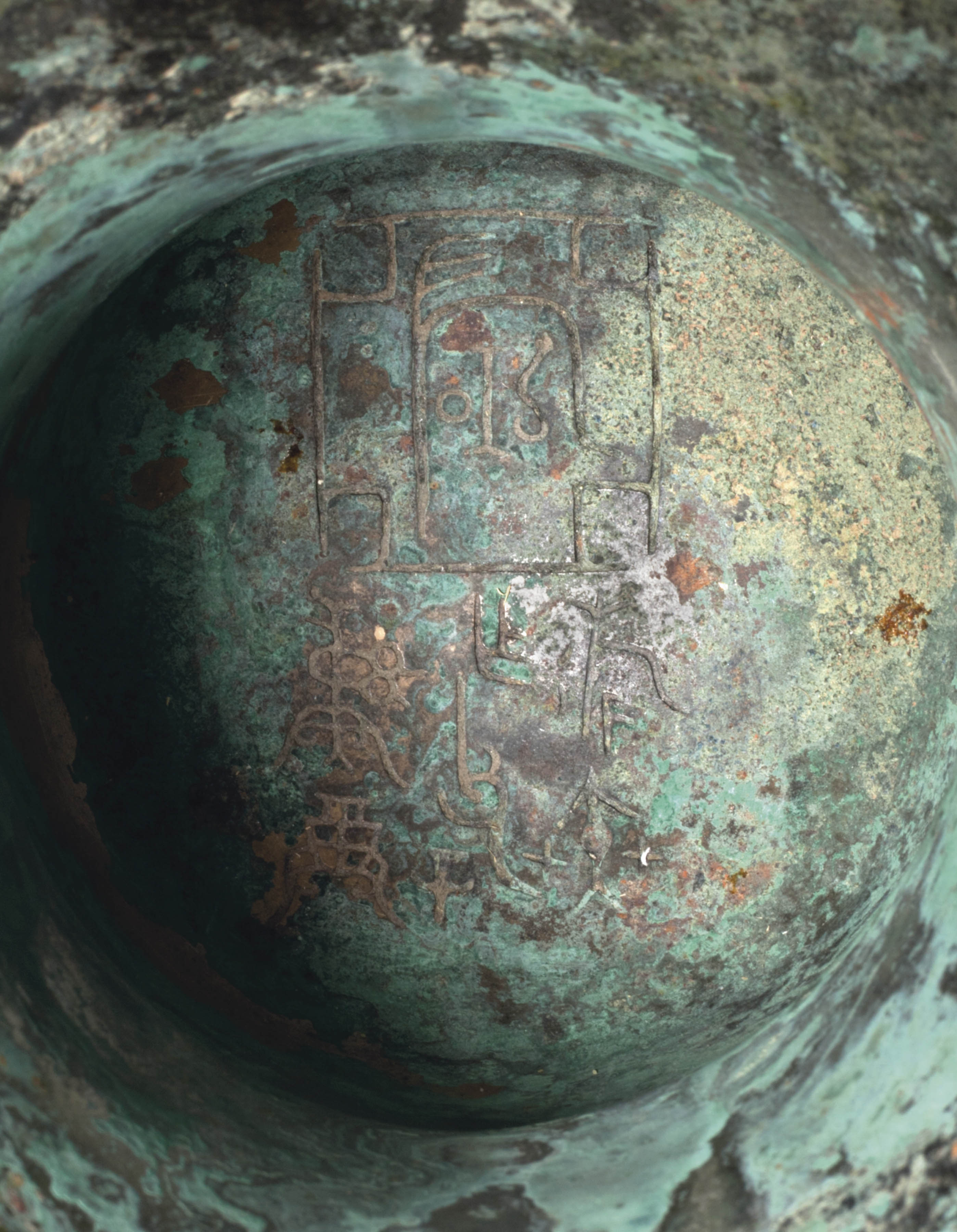 A RARE BRONZE RITUAL WINE VESSEL, ZUN , LATE SHANG/EARLY WESTERN ZHOU