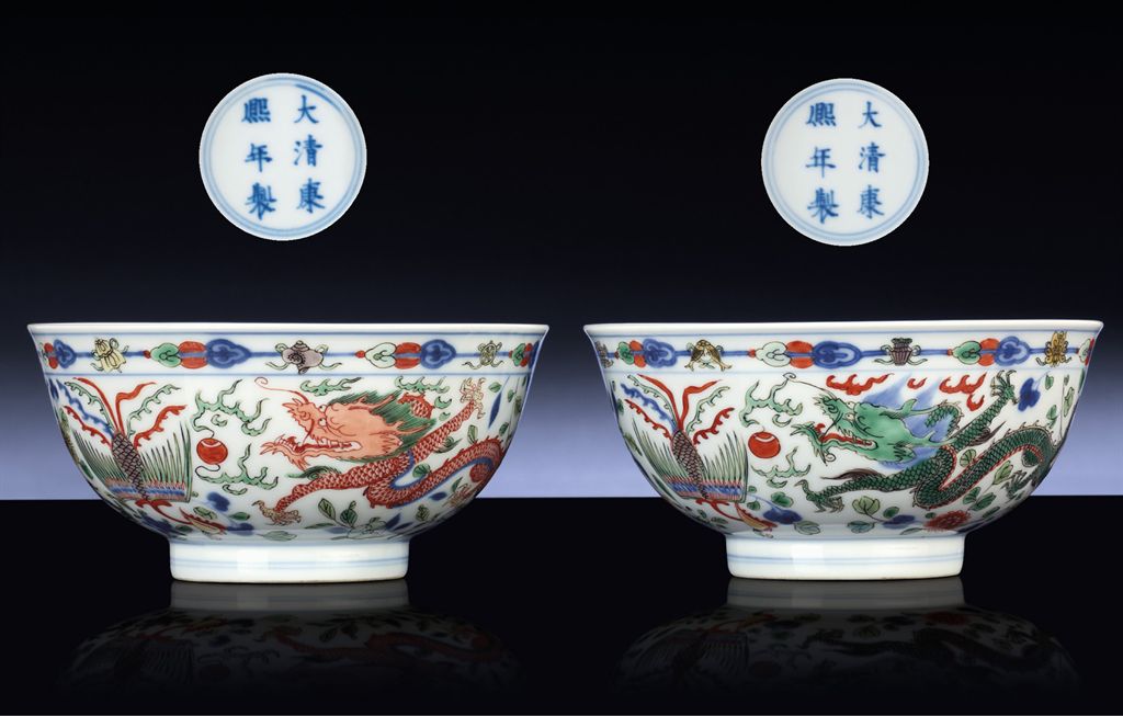 A FINE PAIR OF WUCAI 'DRAGON AND PHOENIX' BOWLS