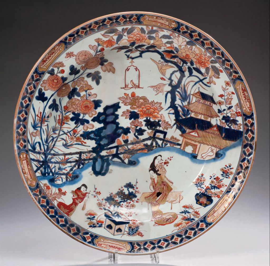 GRAND PLAT CREUX EN PORCELAINE IMARI auctions & price archive