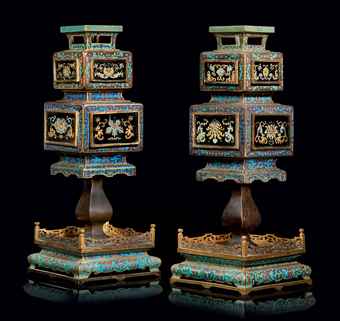 RARE PAIRE DE LANTERNES EN BRONZE DORE ET EMAUX CLOISONNES 