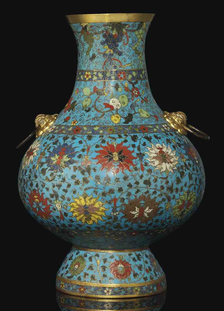 A LARGE CLOISONNÉ ENAMEL VASE, HU , LATE MING DYNASTY, 17TH CENTURY