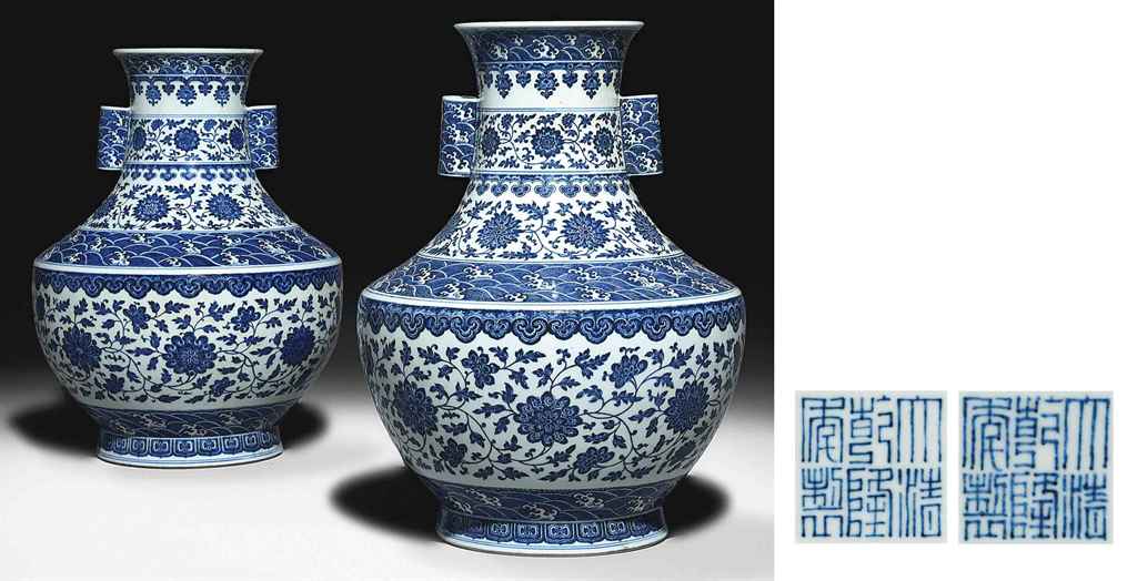 A MAGNIFICENT PAIR OF LARGE BLUE AND WHITE VASES, HU