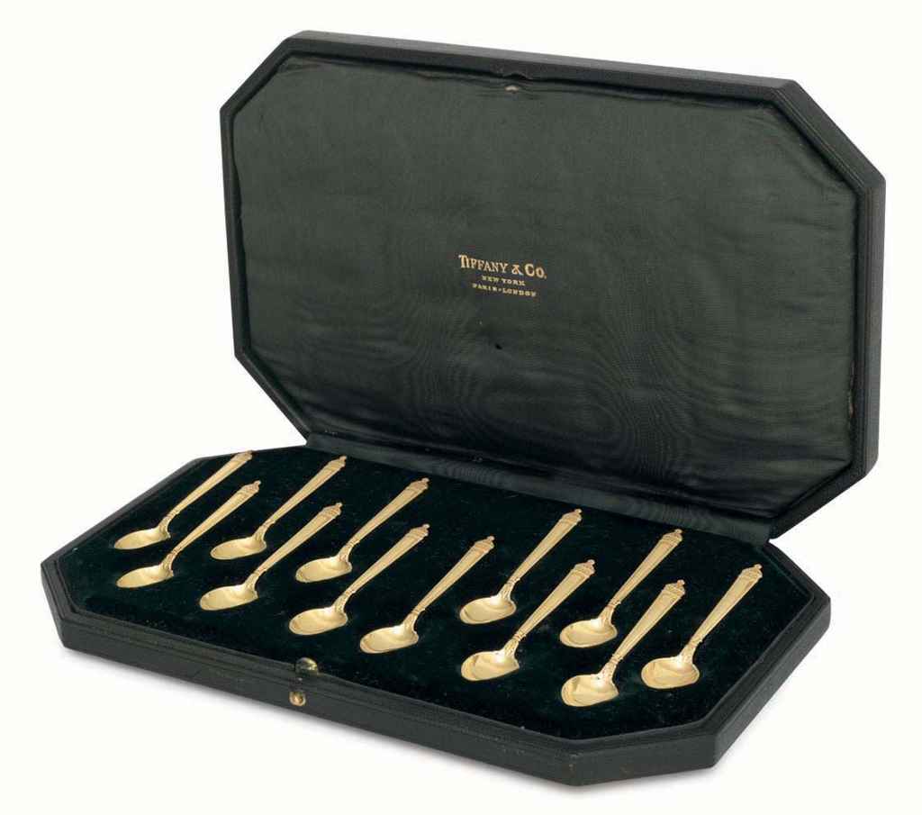 A SET OF TWELVE AMERICAN GOLD COFFEE SPOONS