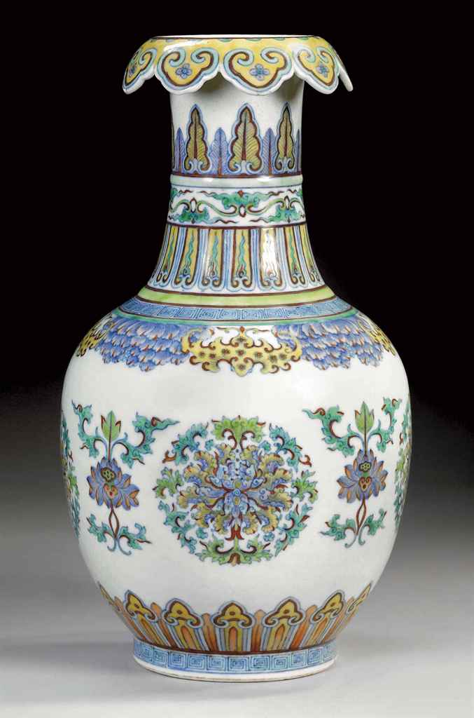 RARE VASE EN PORCELAINE DOUCAI auctions & price archive