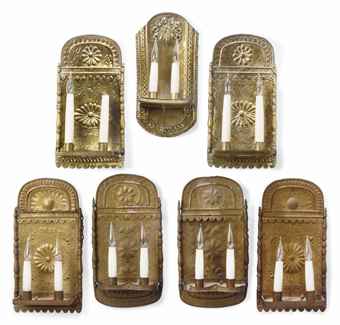 A COLLECTION OF ARTS AND CRAFTS AND EARLIER BRASS WALL SCONCES IN 