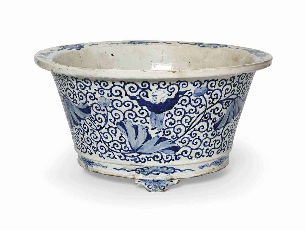 A CHINESE BLUE AND WHITE CYLINDRICAL JARDINIERE