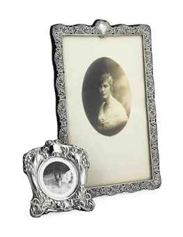 AN EDWARDIAN SILVER PHOTOGRAPH FRAME  