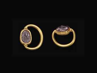 A PHOENICIAN ELECTRUM AND AMETHYST SCARAB SWIVEL RING  