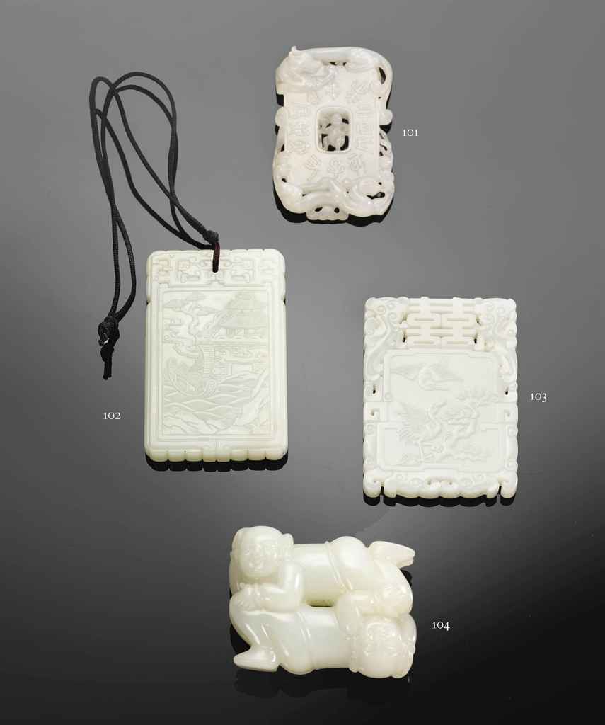 PENDENTIF EN JADE BLANC SCULPTE