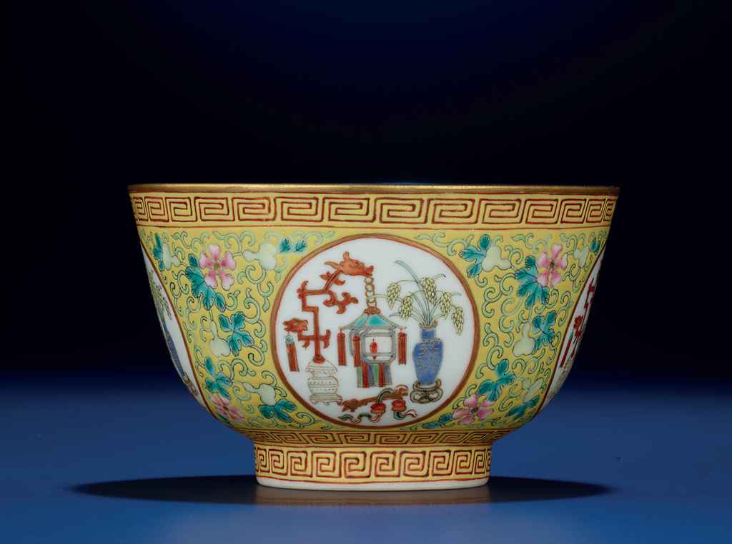 A FINE YELLOW-GROUND FAMILLE ROSE MEDALLION BOWL