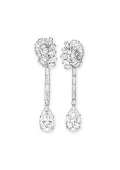 A PAIR OF DIAMOND EAR PENDANTS  