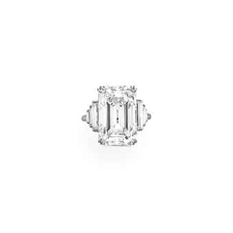 AN ELEGANT DIAMOND RING  