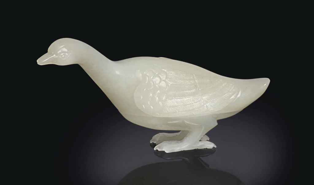 A FINELY CARVED WHITE JADE 'GOOSE' BOX AND COVER