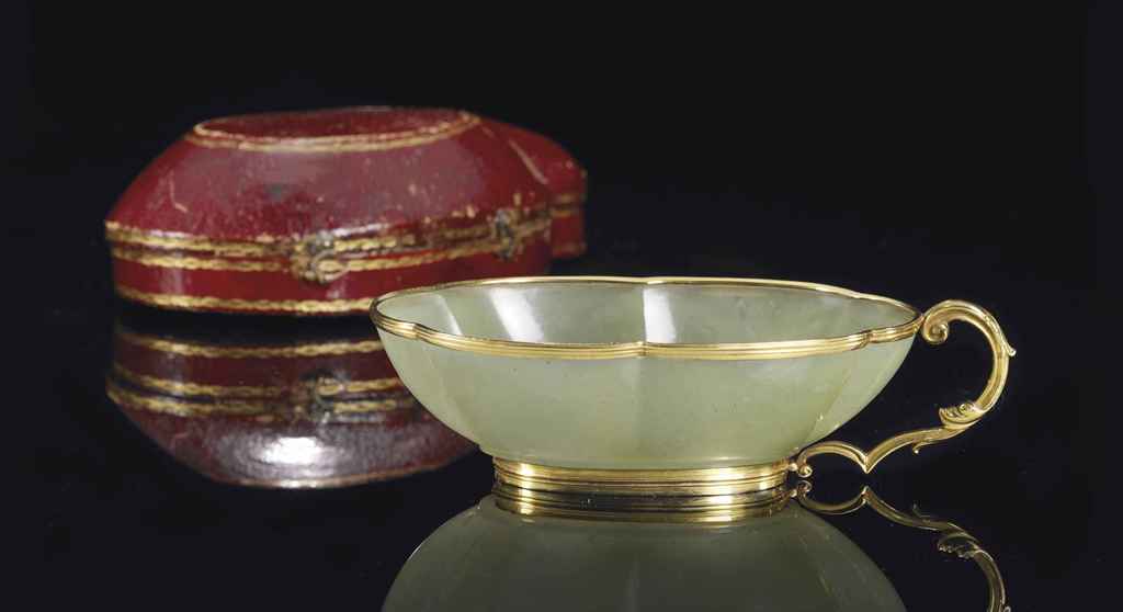 COUPE EN JADE CELADON PALE SCULPTE DE STYLE MOGHOL MONTEE OR...