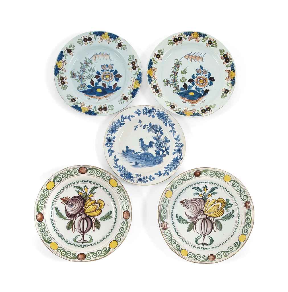 A PAIR OF ENGLISH DELFTWARE POLYCHROME DISHES, AN ENGLISH DE...