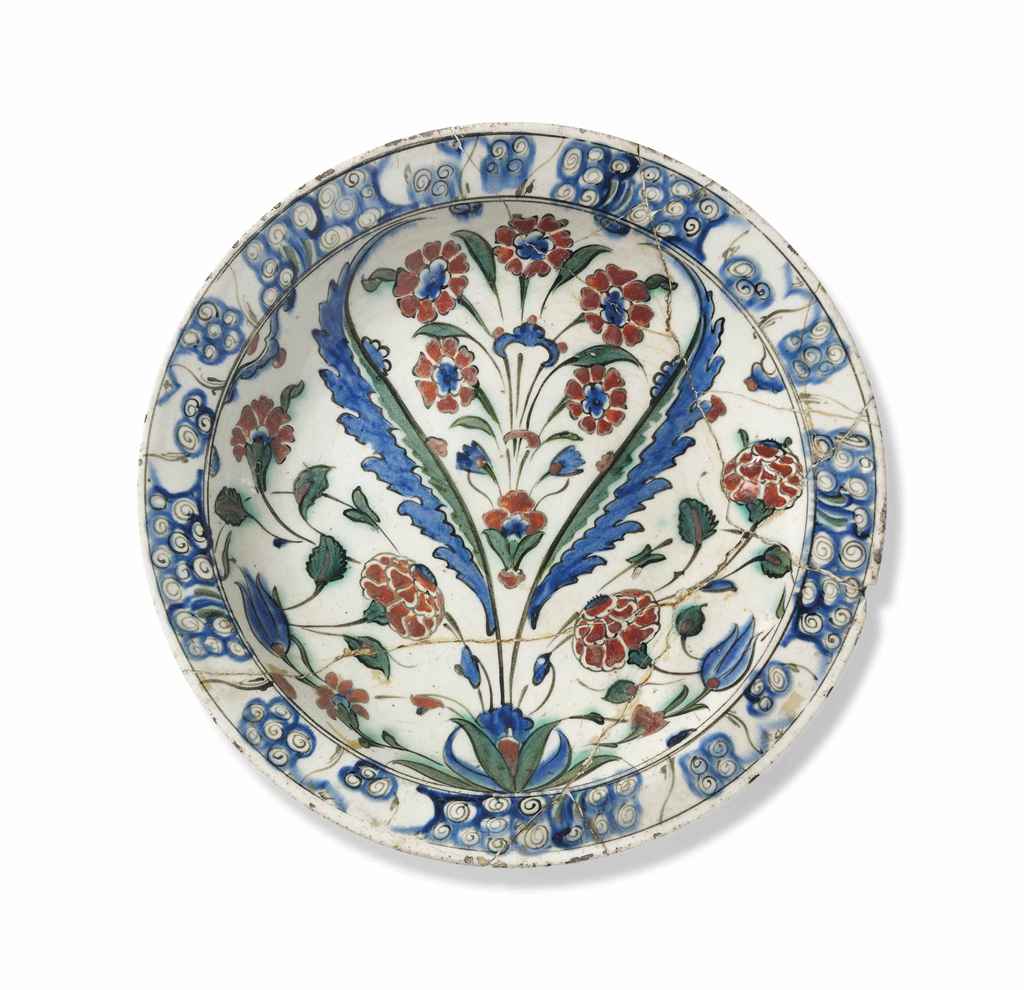 AN IZNIK POTTERY DISH