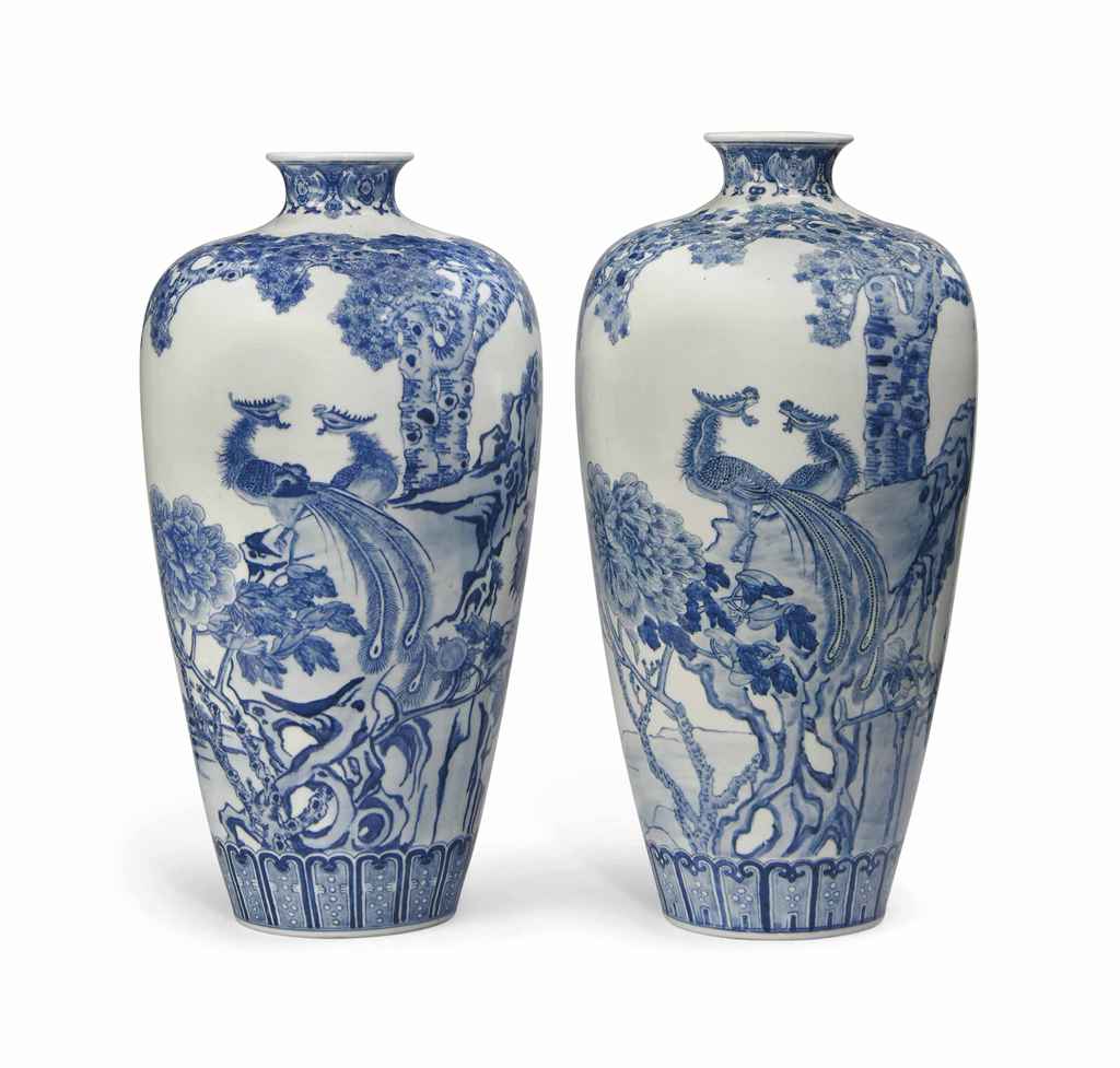 A SIMILAR PAIR OF CHINESE BLUE AND WHITE VASES, MEIPING