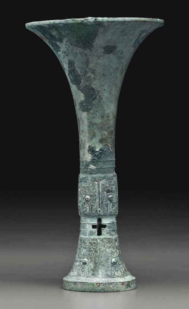 AN ARCHAIC BRONZE RITUAL WINE VESSEL, GU