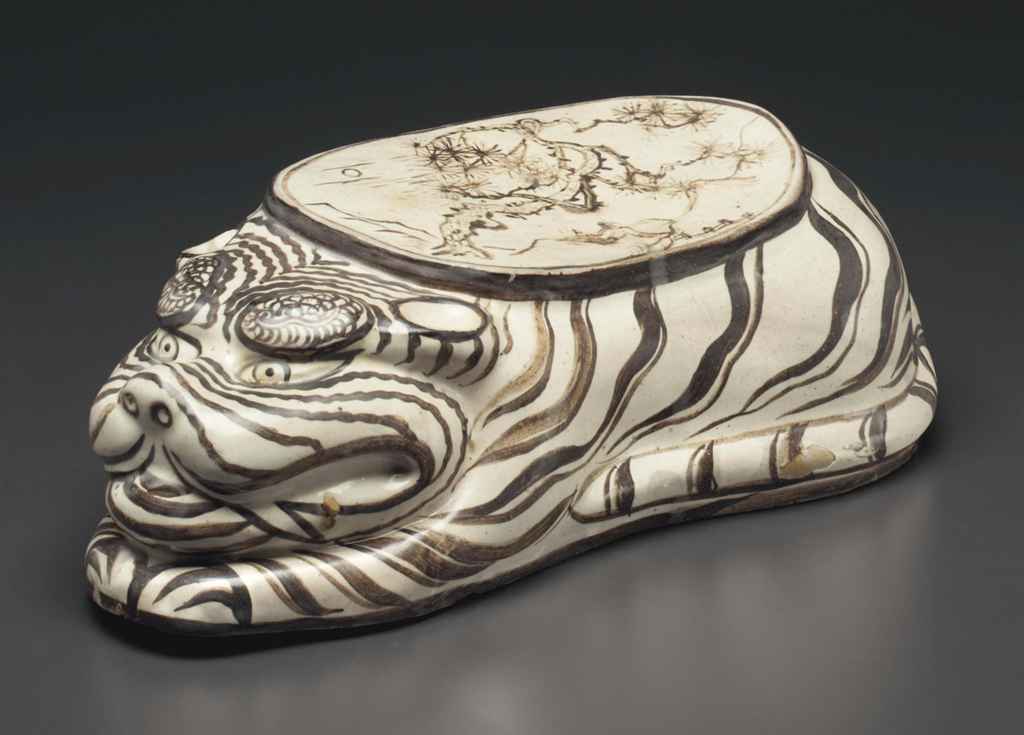 A RARE LARGE CIZHOU PAINTED 'TIGER' PILLOW