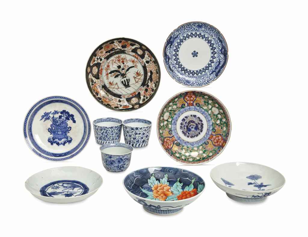 AN ASSEMBLED GROUP OF JAPANESE AND CHINESE PORCELAIN BLUE AN...