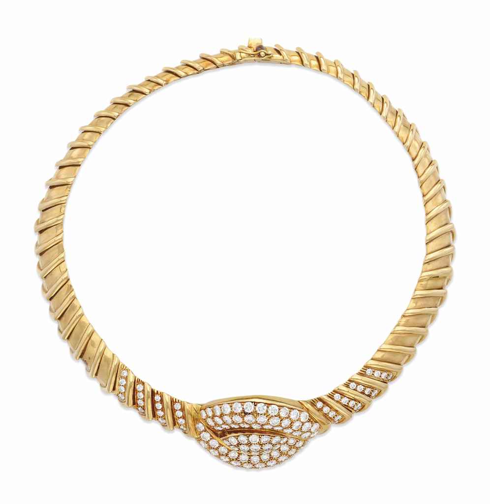 A DIAMOND AND GOLD NECKLACE