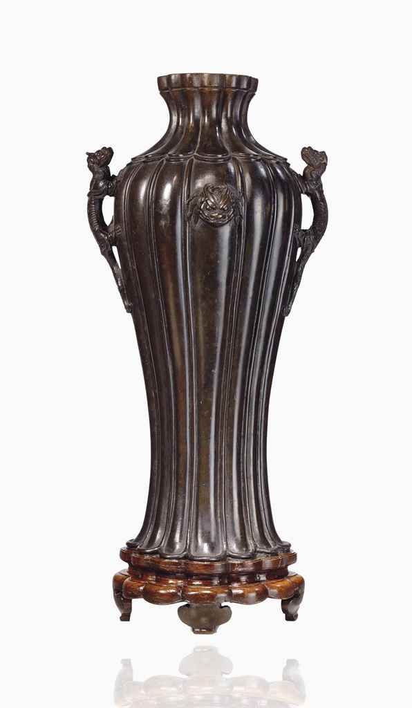 RARE VASE EN BRONZE auctions & price archive