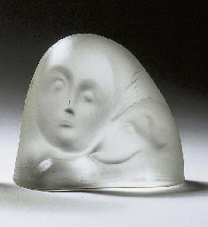 Vrouw met hond, a satinated glass figure  