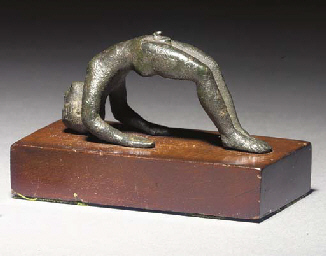 AN ETRUSCAN BRONZE CISTA HANDLE OF AN ATHLETE