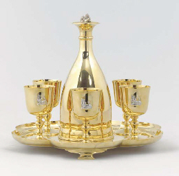 An Elizabeth II two-colour gold commemorative Churchill decanter set