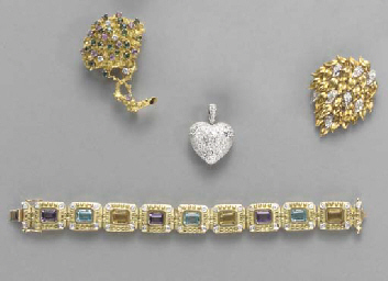 A LARGE GROUP OF JEWELRY AND COSTUME JEWELRY