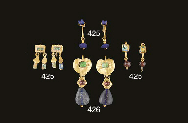 A PAIR OF ROMAN GOLD AND GLASS EARRINGS