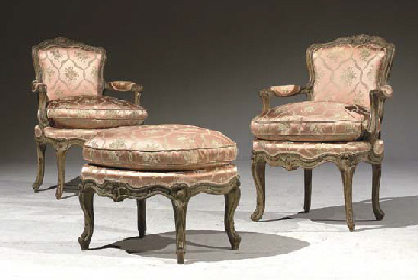 PAIRE DE FAUTEUILS ET UN TABOURET D'EPOQUE LOUIS XV