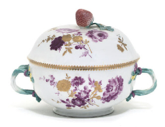 A MEISSEN TWO-HANDLED ECUELLE AND COVER