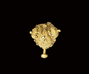 A FATIMID GOLD EARRING  