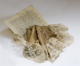 PAN DE ROBE ET SIX VOLANTS DE DENTELLES D'UNE ROBE PORTEE PAR LA REINE MARIE-ANTOINETTE A LA PRISON DU TEMPLE 