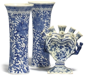 A DUTCH DELFT BLUE AND WHITE TULIP VASE AND A PAIR OF BEAKER VASES  