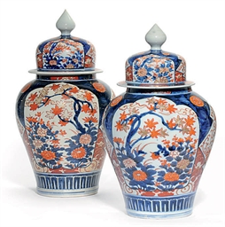 A SIMILAR PAIR OF JAPANESE IMARI JARS AND COVERS