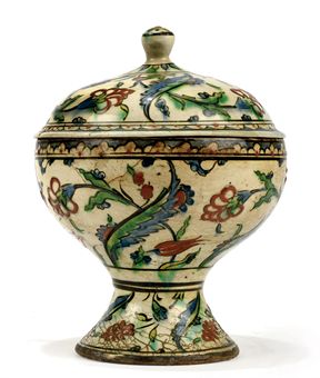 AN IZNIK POTTERY COVERED BOWL TURKEY, EARLY 17TH CENTURY 