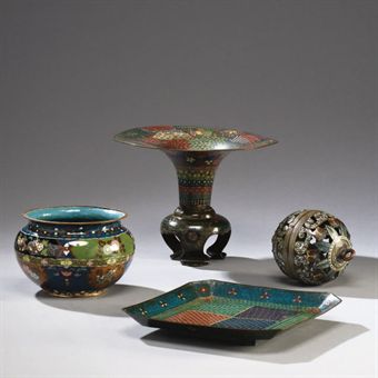 ENSEMBLE DE QUATRE OBJETS EN BRONZE ET EMAUX CHAMPLEVES 