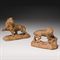 PAIRE DE STATUETTES REPRESENTANT UN LION ET UNE LIONNE  