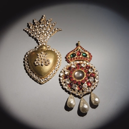 BROCHE-PENDENTIF ET PENDENTIF COEUR, PAR YVES SAINT LAURENT  