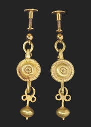 A PAIR OF ROMAN GOLD PENDANT EARRINGS