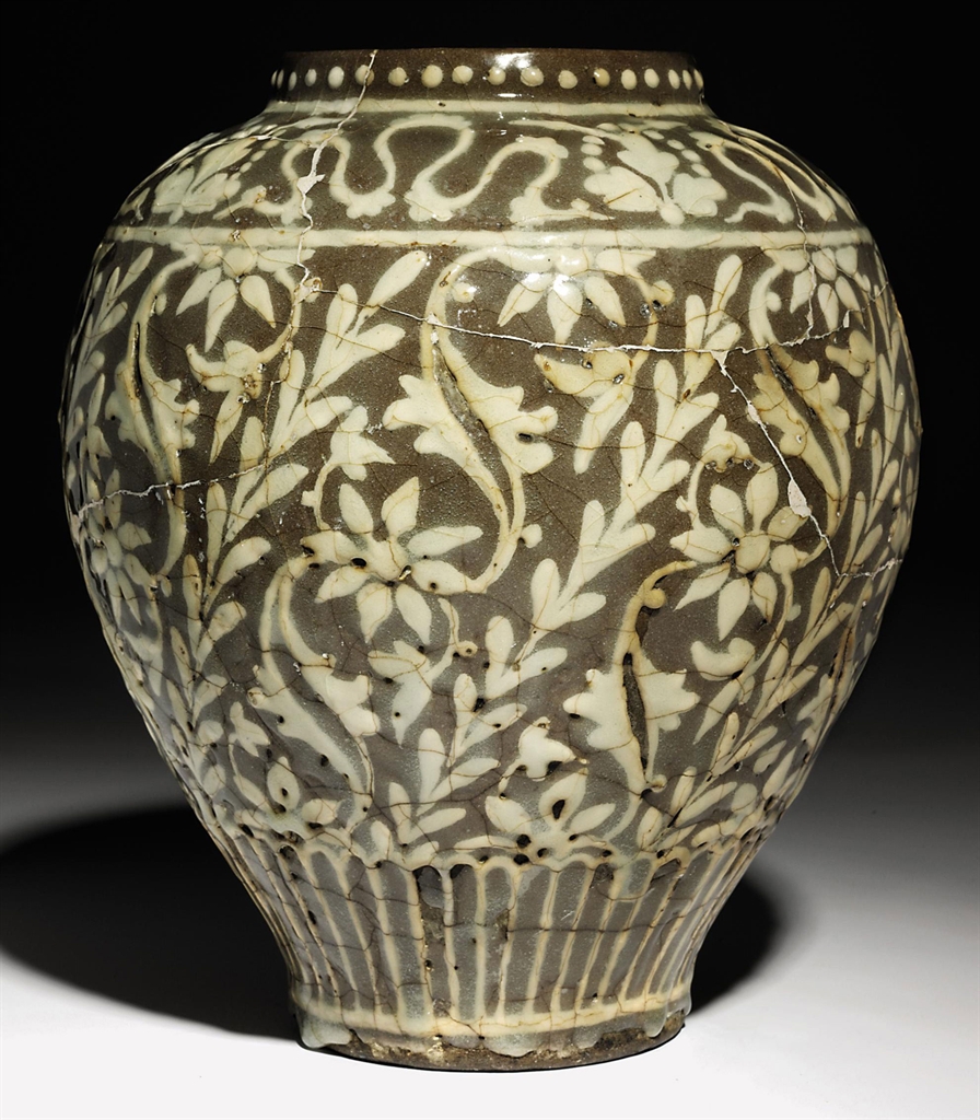A SAFAVID POTTERY BALUSTER VASE IRAN, 17TH CENTURY