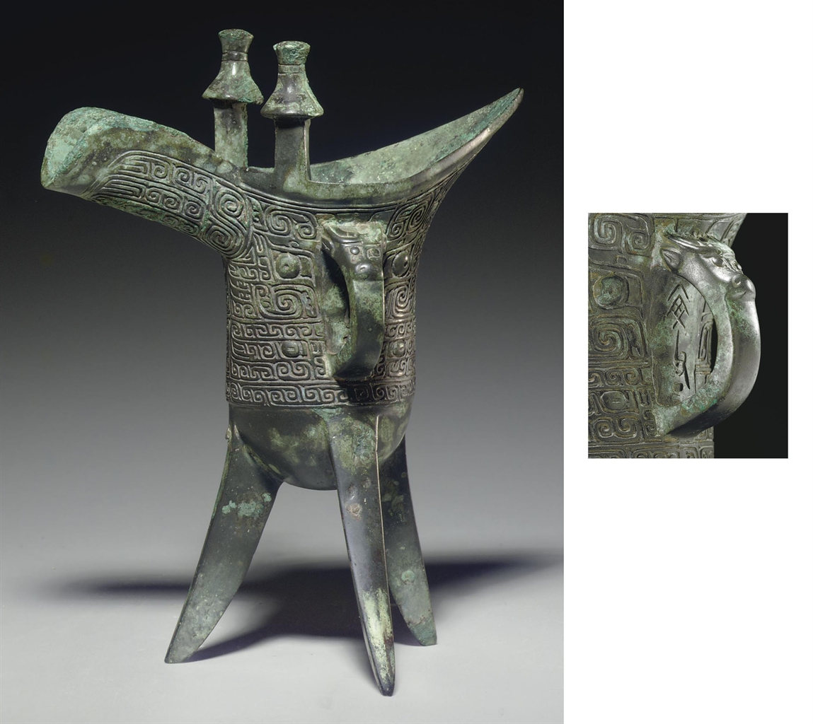 AN UNUSUAL BRONZE RITUAL TRIPOD VESSEL, JUE LATE SHANG